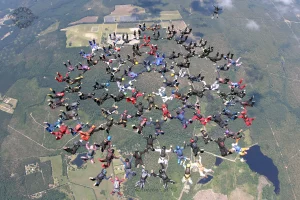 Formação de paraquedistas no recorde 104 way